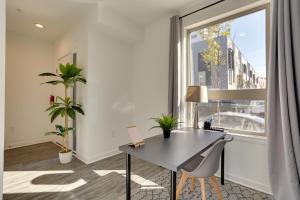 un ufficio con scrivania e ampia finestra di Modern Philadelphia Home with Dedicated Workspaces! a Philadelphia