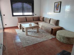 uma sala de estar com um sofá e uma mesa de centro em premium village 106 em Marraquexe