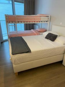 a bed in a room with a bunk bed at Vakantieappartement - Gratis garage - Topligging in Ostend