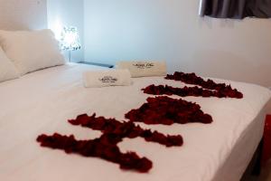 a bunch of red roses laying on a bed at Hotel Venture in Chincha Alta