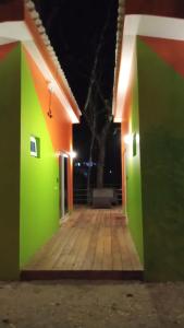Zimmer mit grüner Wand und Holzboden in der Unterkunft Cabañas LuMa in Guanteque
