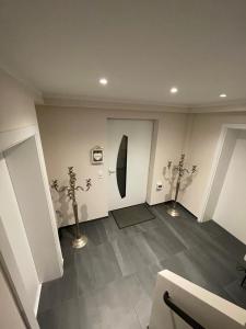 una habitación con un pasillo con plantas y una puerta en Haus Boutique en Bad Salzuflen