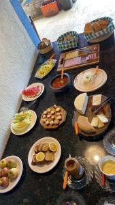 una mesa con muchos platos de comida. en Pousada Nikimba, en São Roque de Minas