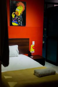 um quarto com uma cama com uma parede laranja em Hotel Venture em Chincha Alta