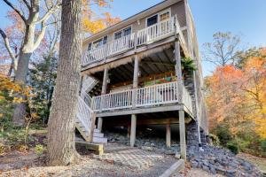 ein Baumhaus im Wald mit einer Treppe in der Unterkunft Waterfront Lusby Retreat with Deep-Water Dock and Slip in Lusby