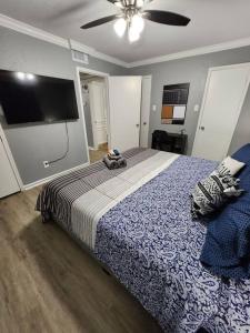 Een bed of bedden in een kamer bij Blue Shark *E19* @ Midtown Functional 1BR King Apartment