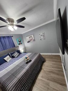 a bedroom with a bed and a ceiling fan at Blue Shark *E19* @ Midtown Functional 1BR King Apartment in Houston