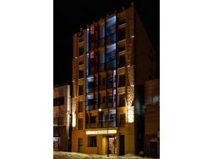 un edificio de apartamentos por la noche con las luces encendidas en VILLA KOSHIDO ODORI - Vacation STAY 04752v, en Sapporo