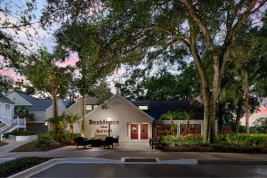 un edificio de restaurantes con árboles delante de él en Residence Inn Orlando Altamonte Springs / Maitland en Orlando