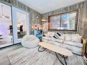 ein Wohnzimmer mit Sofa und Tisch in der Unterkunft Cozy Ocean Pines Cottage in Ocean Pines