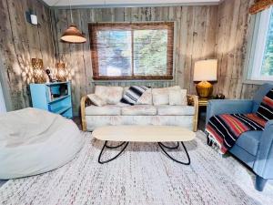 ein Wohnzimmer mit Sofa und Tisch in der Unterkunft Cozy Ocean Pines Cottage in Ocean Pines