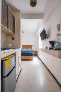 una cocina con fregadero y una cama en una habitación en affordable little private room, Polanco :), en Ciudad de México