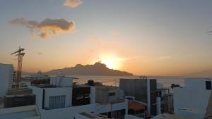 una vista de la puesta de sol desde una ciudad en Óscar guest house, en Mindelo