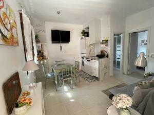 sala de estar y cocina con mesa y sofá en Kruna, en Muelas del Pan