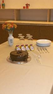um bolo de chocolate sentado em cima de uma mesa em Pousada Lençóis Eco Villa em Santo Amaro