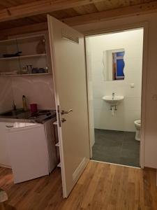 een badkamer met een wastafel en een toilet bij Relax Rooms & Apartments Vienna Belvedere 10 minutes to downtown in Wenen