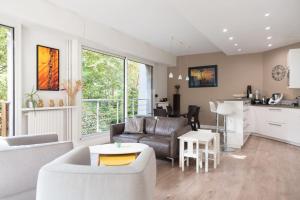 a living room with a couch and a table at Spacious and quiet apartment with shared garden in Issy-les-Moulineaux