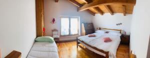 1 Schlafzimmer mit 2 Betten und einem großen Fenster in der Unterkunft Casa della Montagna - Baita delle Rondini in San Giovanni in Fiore