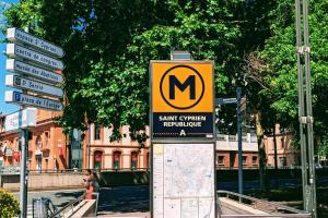 ein Schild für eine U-Bahn-Station in einer Stadt in der Unterkunft Grand duplex - Parking privé - Centre - Calme in Toulouse