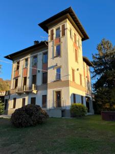 a large building with a yard in front of it at Villa Jejia in Lesa