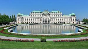un grand bâtiment avec un grand étang en face dans l'établissement Relax Rooms & Apartments Vienna Belvedere 10 minutes to downtown, à Vienne