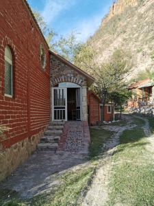 Cabaña Nupcial Riviera Caxcana في Apozol: مبنى من الطوب الأحمر مع خطوات تؤدي إلى الباب
