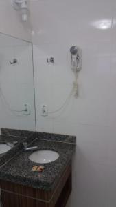 y baño con lavabo y espejo. en Reserve Caldas Lacqua I, en Caldas Novas