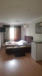 een slaapkamer met een groot bed voor een raam bij Paz e Amor Suite in Abraão