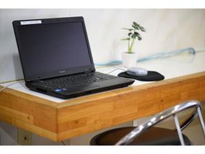 北上市にあるGreen Hotel Kitakami - Vacation STAY 09848vの木製デスクの上に座ったノートパソコン