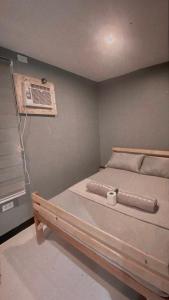 um quarto com uma cama e ar condicionado em Mantilla Hostel em Coron