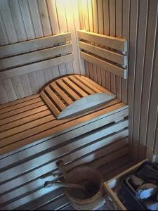 ein Etagenbett aus Holz in einer Sauna in der Unterkunft Guest House Karov - 2 Stars in Tschepelare