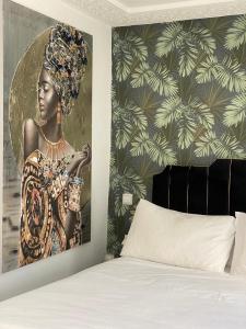 sypialnia z obrazem kobiety obok łóżka w obiekcie chez Abdou house with ocean view w mieście Tanger