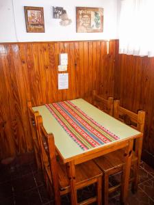 een houten kamer met een tafel en 2 stoelen bij Apart Cuidad de Córdoba in Termas de Río Hondo