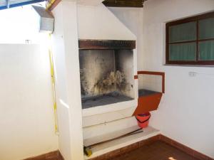 einen Kamin in der Ecke eines Zimmers in der Unterkunft Apart Cuidad de Córdoba in Termas de Río Hondo