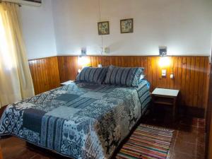 ein Schlafzimmer mit einem Bett und zwei Lampen an der Wand in der Unterkunft Apart Cuidad de Córdoba in Termas de Río Hondo