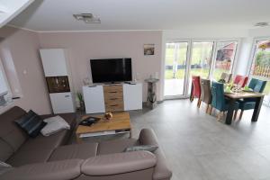 Μια τηλεόραση ή/και κέντρο ψυχαγωγίας στο Ferienhaus Marinapark 147 +26 φωτογραφίες