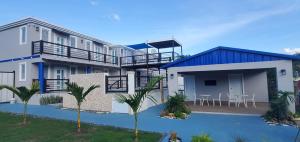Una representación de una casa con balcón. en 2 PALMAS STR, en Aguadilla