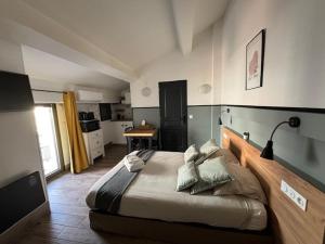 - une chambre avec un grand lit dans l'établissement Casa Hotel, à Aix-en-Provence