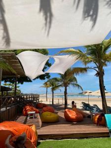 un montón de almohadas en una playa con palmeras en Pousada Casa Canto das Águas, en Icaraí