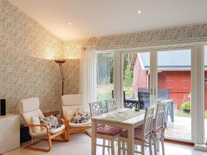 a dining room with a table and chairs at Holiday home STRÖMSTAD III in Lommeland