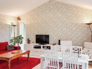 een woonkamer met een bank en een tv bij Holiday home STRÖMSTAD III in Lommeland