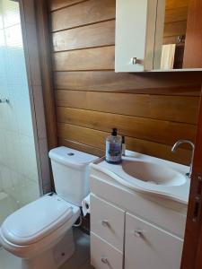 y baño con aseo y lavamanos. en Residencial Coração do Mar, en Palhoça