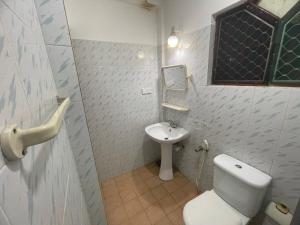 uma casa de banho com um WC e um lavatório em Wonder Homestay em Negombo