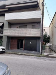 ein Gebäude an der Straßenseite in der Unterkunft Πανέμορφο διαμέρισμα δίπλα από το κέντρο! in Tríkala
