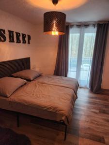 - une chambre avec un lit et une grande fenêtre dans l'établissement The Ferienwohnung, à Brême