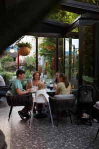 un grupo de personas sentadas en una mesa en un restaurante en Comfort Suites, en Alanya