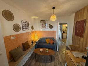 ein Wohnzimmer mit einem blauen Sofa und einem Tisch in der Unterkunft Casa Hotel in Aix-en-Provence + 49 Fotos