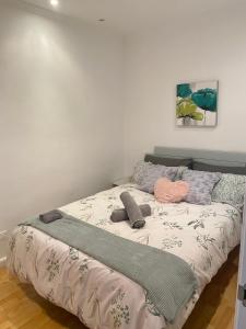 - un lit avec 2 oreillers et une couverture dans l'établissement Madrid Fabulous Chamberí, à Madrid