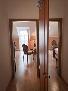 Hotel Lony في Mochov: باب مفتوح لغرفة مع غرفة نوم