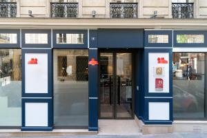 فندق أوغسطين - أستوتيل في باريس: واجهة متجر مع لافتتين في النافذة